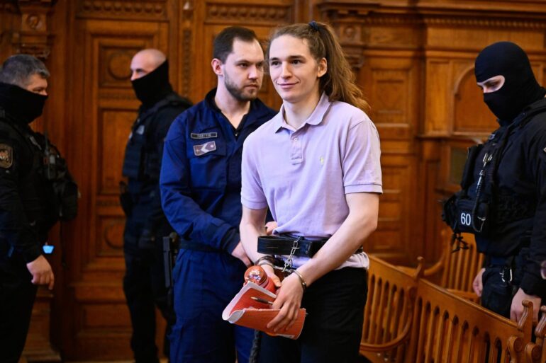 Ein Gericht in Budapest verurteilte die deutsche non-binäre Person Maja T. (2.v.r.) zu acht Jahren Gefängnis.