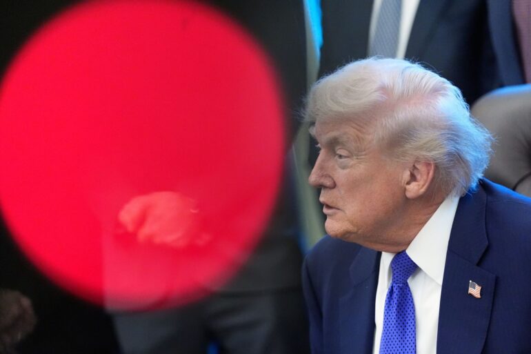 Anlass der neuen Eskalation ist ein Bericht der «New York Times» über den Streit zwischen Regierung und Universität, den Trump als «völlig falsch» bezeichnete.
