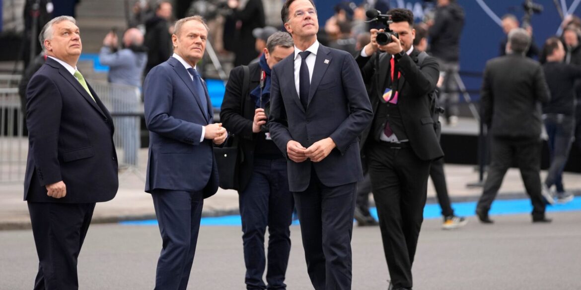 Kann Nato-Generalsekretär Mark Rutte (r) in dem aktuellen Konflikt vermitteln? Ungarns Ministerpräsident Viktor Orban (l) steckt mitten im Wahlkampf und steht unter Druck. (Archivbild)