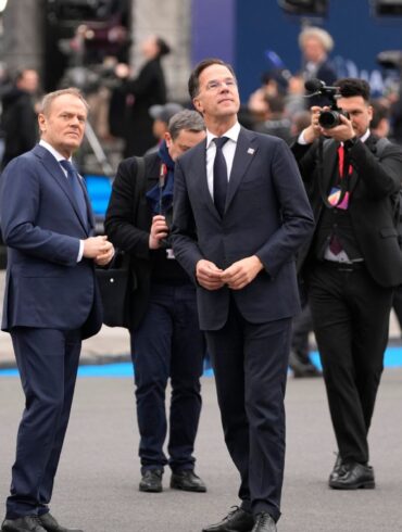 Kann Nato-Generalsekretär Mark Rutte (r) in dem aktuellen Konflikt vermitteln? Ungarns Ministerpräsident Viktor Orban (l) steckt mitten im Wahlkampf und steht unter Druck. (Archivbild)