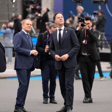 Kann Nato-Generalsekretär Mark Rutte (r) in dem aktuellen Konflikt vermitteln? Ungarns Ministerpräsident Viktor Orban (l) steckt mitten im Wahlkampf und steht unter Druck. (Archivbild)