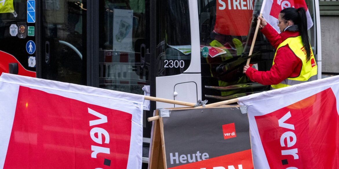 Bundesweit fallen heute und vielerorts auch morgen Busse und Bahnen aus - wegen Warnstreiks. (Archivbild)