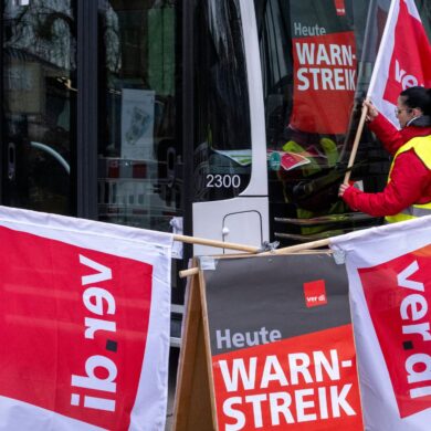 Bundesweit fallen heute und vielerorts auch morgen Busse und Bahnen aus - wegen Warnstreiks. (Archivbild)