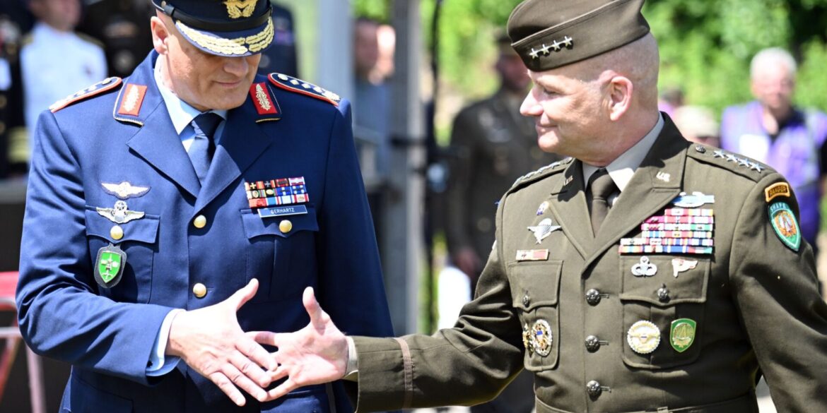 Eine Ebene unter Oberbefehlshaber General Christopher G. Cavoli (r) wird es demnächst einige Änderungen in der Nato-Kommandostruktur geben. Das Kommando über das Joint Force Command Brunssum werden sich dann Deutschland und Polen im Rotationsprinzip teilen. Derzeit wird es von dem deutschen General Ingo Gerhartz geführt (l). (Archivbild)