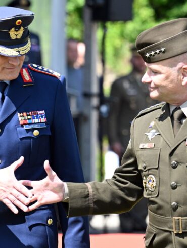 Eine Ebene unter Oberbefehlshaber General Christopher G. Cavoli (r) wird es demnächst einige Änderungen in der Nato-Kommandostruktur geben. Das Kommando über das Joint Force Command Brunssum werden sich dann Deutschland und Polen im Rotationsprinzip teilen. Derzeit wird es von dem deutschen General Ingo Gerhartz geführt (l). (Archivbild)
