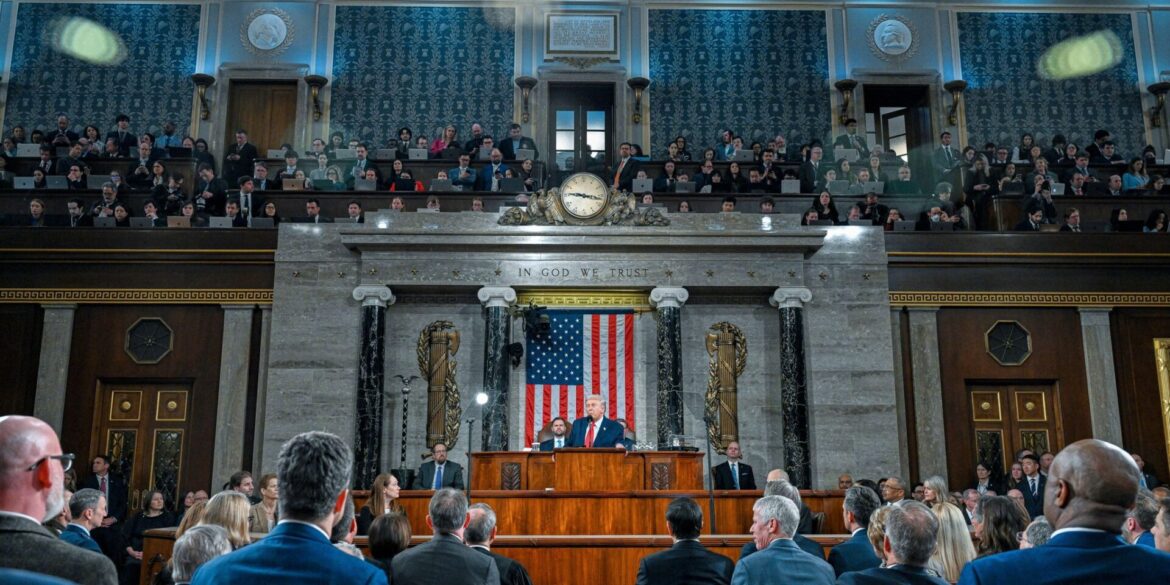 Die Demokraten gehen hart ins Gericht mit dem US-Präsidenten, der in seiner Rede zur Lage der Nation viel Lob für die eigene Linie übrig hatte.