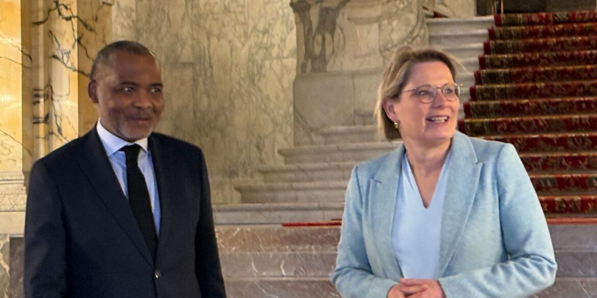 Bundesjustizministerin Stefanie Hubig (SPD) triff den den stellvertretenden Gerichtskanzler des Internationalen Gerichtshofs (IGH), Jean-Pelé Fomété.