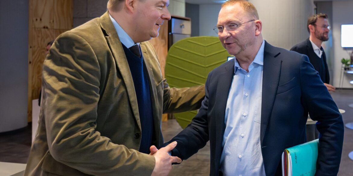Zwischen Länder-Verhandlungsführer Andreas Dressel und Verdi-Chef Frank Werneke stimmt die Chemie. (Archivbild)