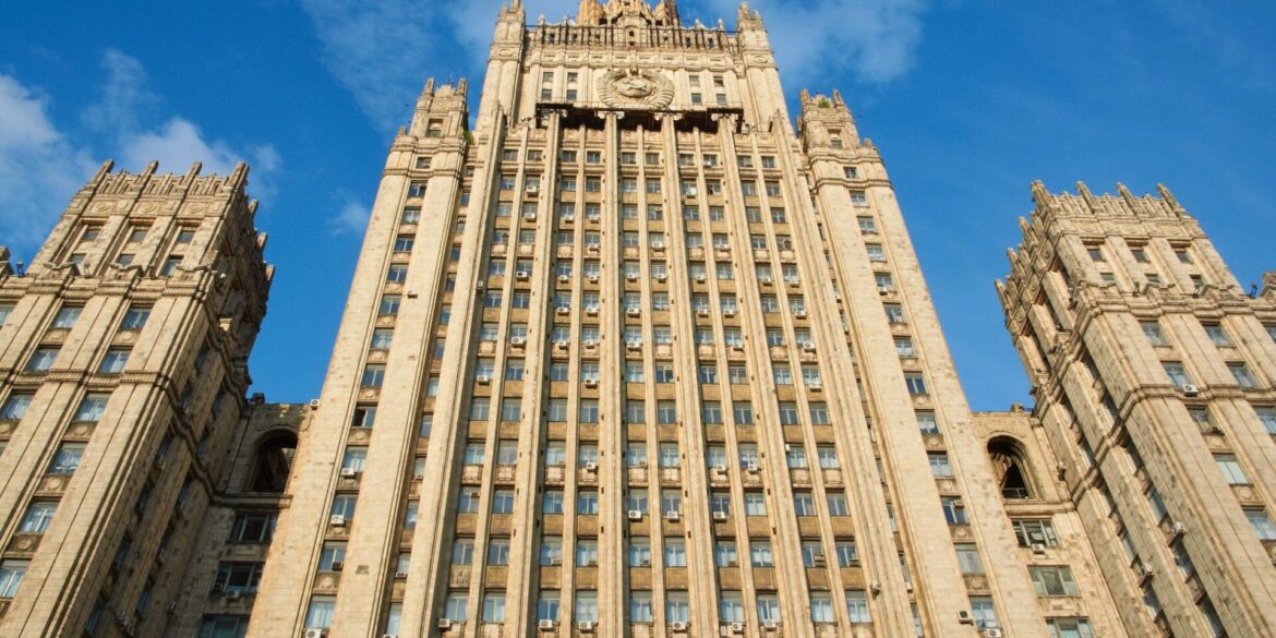 Russland hat nach der Ausweisung eines seiner Diplomaten aus Deutschland nun auch einen Mitarbeiter der deutschen Botschaft zur unerwünschten Person erklärt. (Archivbild)