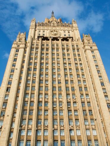 Russland hat nach der Ausweisung eines seiner Diplomaten aus Deutschland nun auch einen Mitarbeiter der deutschen Botschaft zur unerwünschten Person erklärt. (Archivbild)