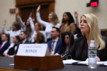 Ein Demokrat wirft US-Justizministerin Pam Bondi im Umgang mit den Epstein-Akten «Vertuschung» vor.