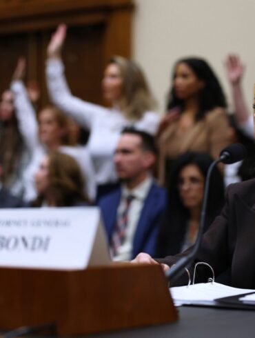 Ein Demokrat wirft US-Justizministerin Pam Bondi im Umgang mit den Epstein-Akten «Vertuschung» vor.