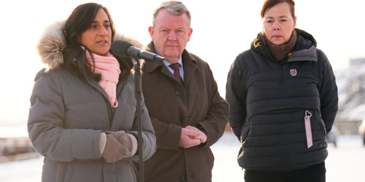 Dänemarks Außenminister Lars Løkke Rasmussen, hier mit seinen Amtskolleginnen aus Kanada (l) und Grönland (r), glaubt an eine Einigung mit den USA.