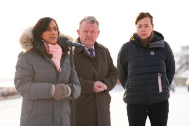 Dänemarks Außenminister Lars Løkke Rasmussen, hier mit seinen Amtskolleginnen aus Kanada (l) und Grönland (r), glaubt an eine Einigung mit den USA.