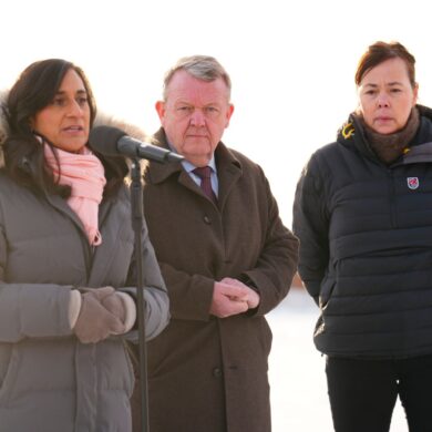 Dänemarks Außenminister Lars Løkke Rasmussen, hier mit seinen Amtskolleginnen aus Kanada (l) und Grönland (r), glaubt an eine Einigung mit den USA.