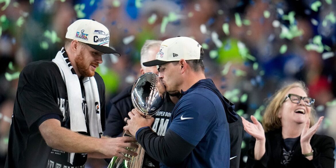 Seattles Quarterback Sam Darnold (l) und Coach Mike MacDonald feiern den Super-Bowl-Triumph.