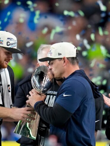 Seattles Quarterback Sam Darnold (l) und Coach Mike MacDonald feiern den Super-Bowl-Triumph.