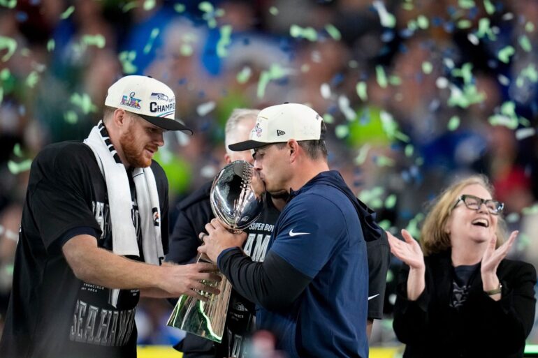Seattles Quarterback Sam Darnold (l) und Coach Mike MacDonald feiern den Super-Bowl-Triumph.