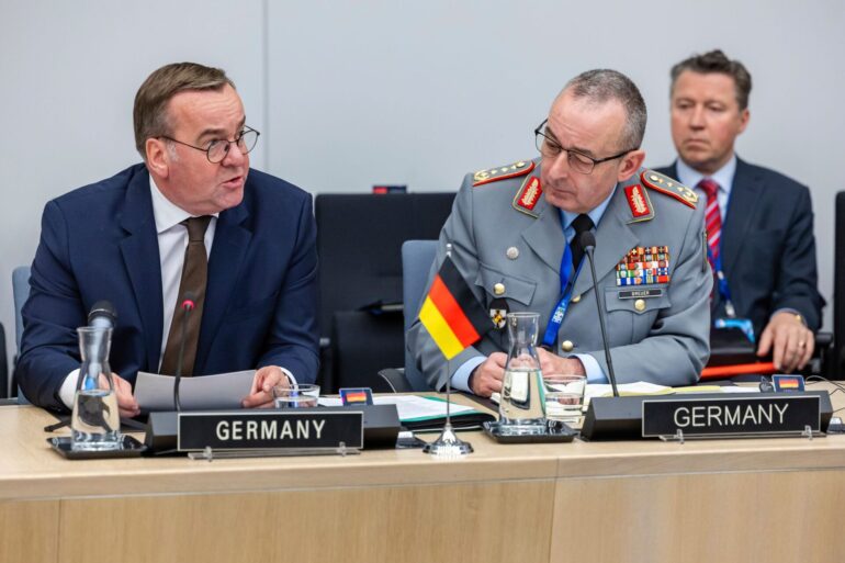 «Ich arbeite ausgezeichnet mit ihm zusammen, sehr vertrauensvoll», sagt Verteidigungsminister Boris Pistorius über Generalinspekteur Carsten Breuer. (Archivbild)