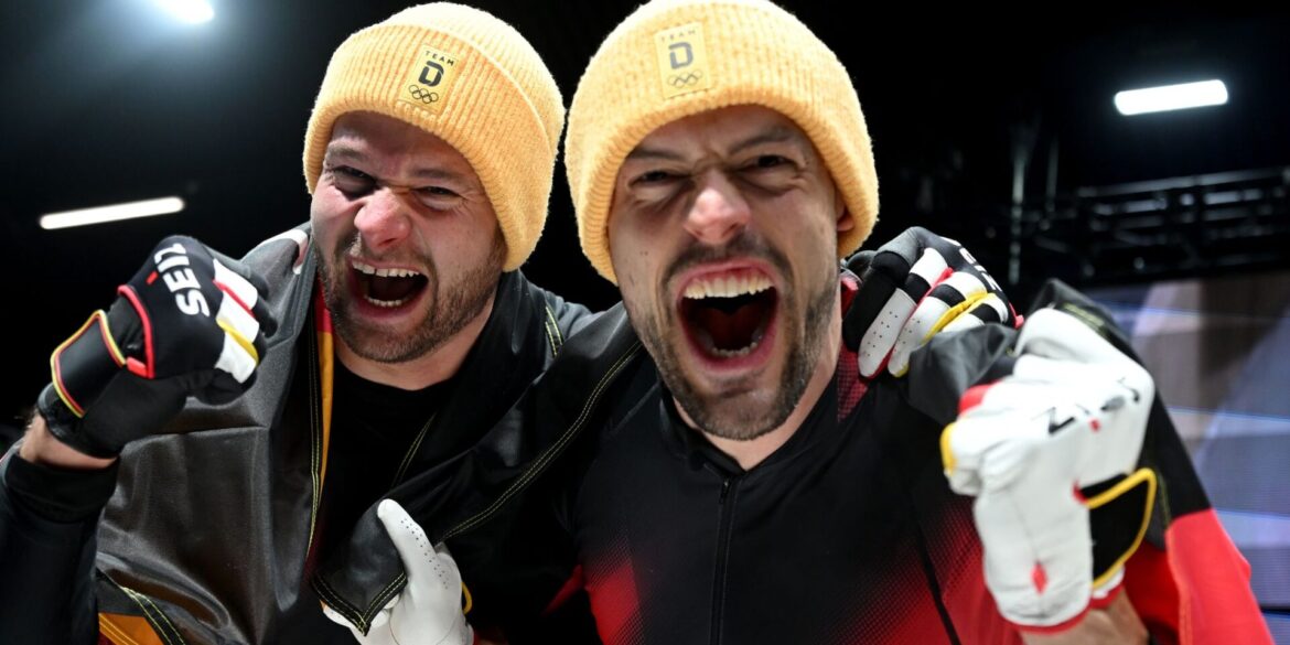 Johannes Lochner (l) und Georg Fleischhauer sind am Ziel: Gold im Zweierbob.