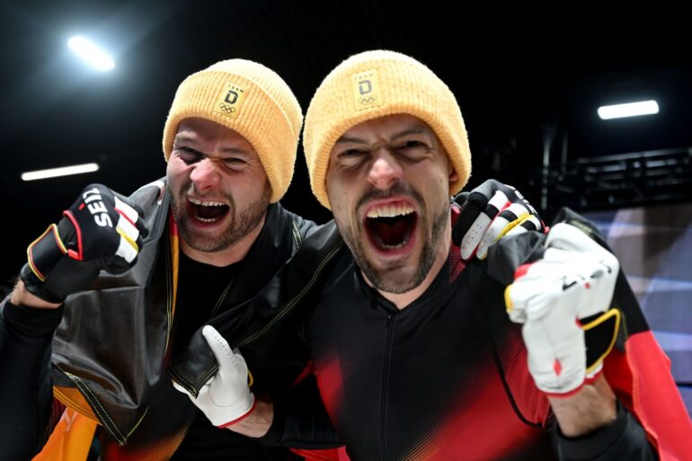 Johannes Lochner (l) und Georg Fleischhauer sind am Ziel: Gold im Zweierbob.