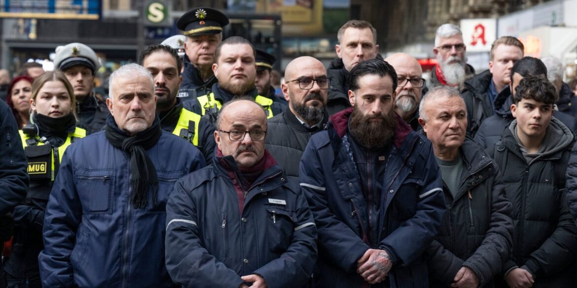 Entsetzt sind Kollegen, Polizisten und Reisende vom Tod eines Zugbegleiters nach einem Angriff.