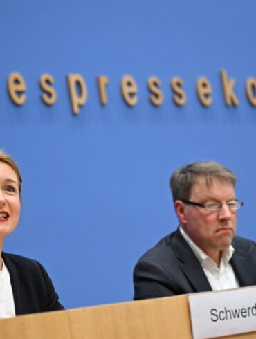 Das DIW hat mögliche Steuereinnahmen im Auftrag der Linken berechnet - die Ergebnisse stellten Parteichefin Ines Schwerdtner und Forscher Stefan Bach vor.