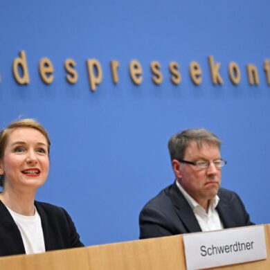 Das DIW hat mögliche Steuereinnahmen im Auftrag der Linken berechnet - die Ergebnisse stellten Parteichefin Ines Schwerdtner und Forscher Stefan Bach vor.