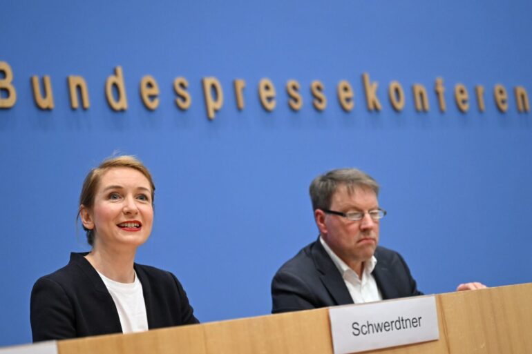 Das DIW hat mögliche Steuereinnahmen im Auftrag der Linken berechnet - die Ergebnisse stellten Parteichefin Ines Schwerdtner und Forscher Stefan Bach vor.
