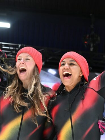 Nach der Gold-Fahrt: Laura Nolte (l) und Deborah Levi.