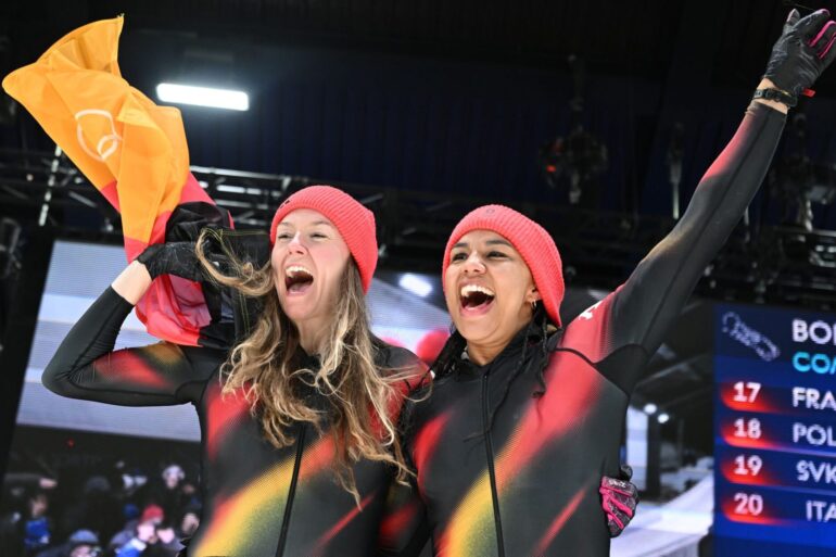 Nach der Gold-Fahrt: Laura Nolte (l) und Deborah Levi.