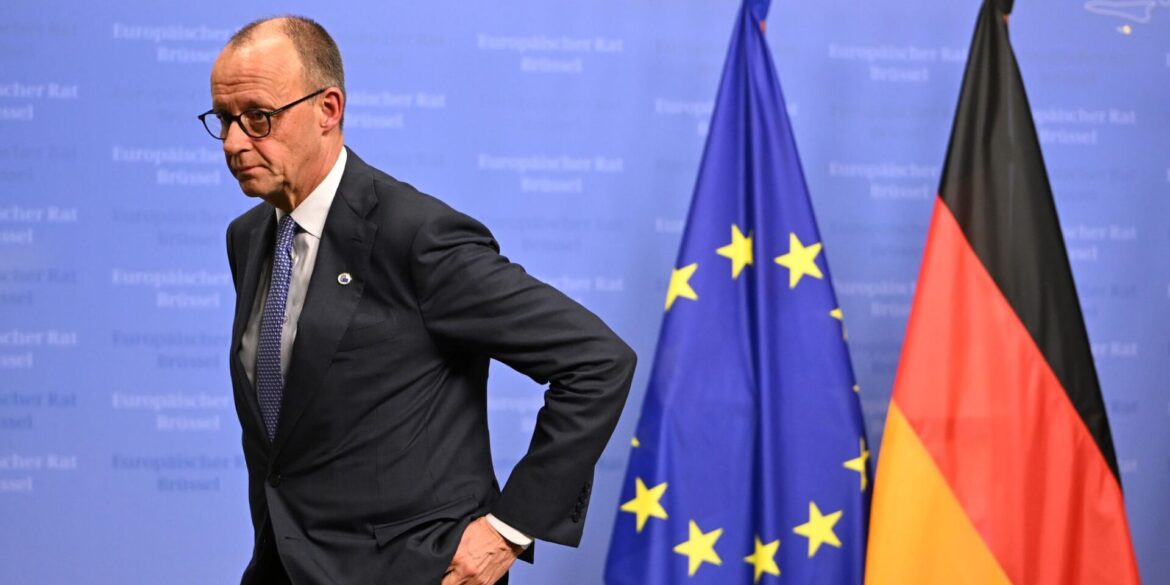 Bundeskanzler Friedrich Merz (CDU) verlässt eine Pressekonferenz nach dem EU-Gipfel der Staats- und Regierungschefs in Brüssel.