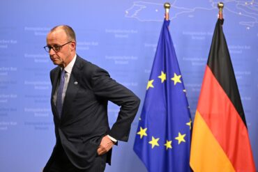 Bundeskanzler Friedrich Merz (CDU) verlässt eine Pressekonferenz nach dem EU-Gipfel der Staats- und Regierungschefs in Brüssel.