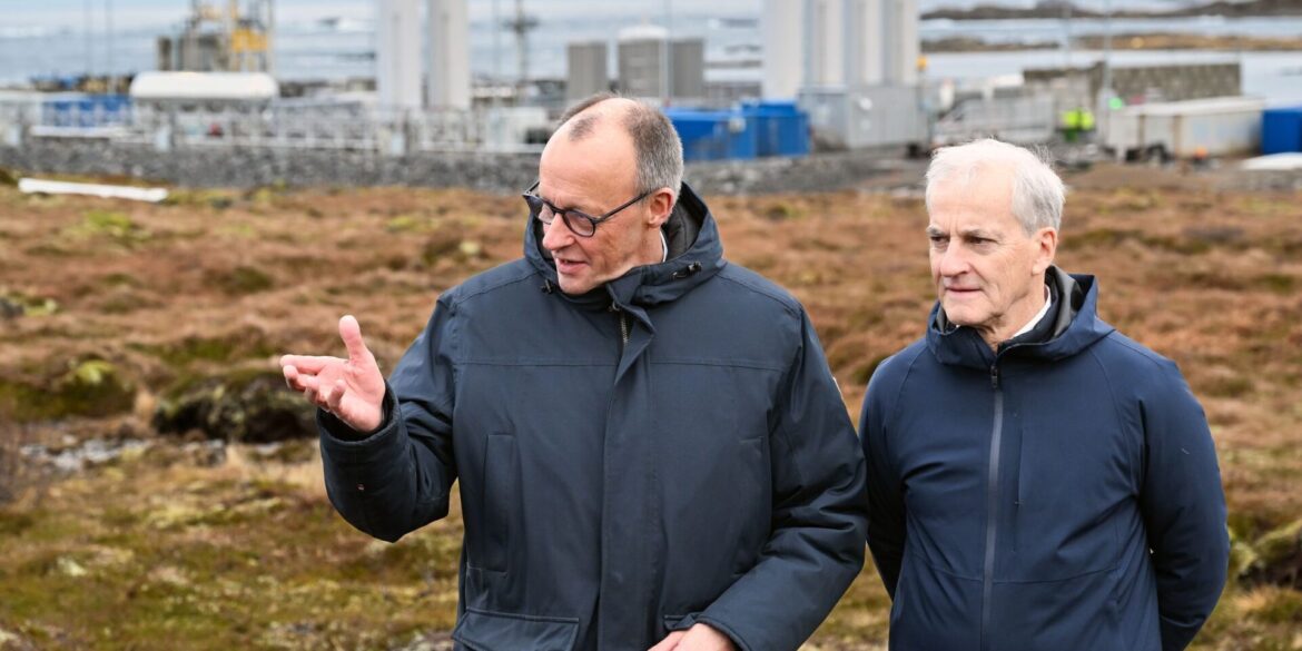 Der Kanzler, der norwegische Ministerpräsident und im Hintergrund Deutschlands Tor zum Weltraum. Von hier werden die deutschen «Spectrum»-Raketen gestartet.