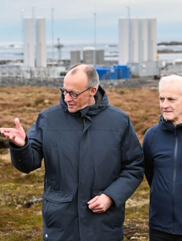 Der Kanzler, der norwegische Ministerpräsident und im Hintergrund Deutschlands Tor zum Weltraum. Von hier werden die deutschen «Spectrum»-Raketen gestartet.