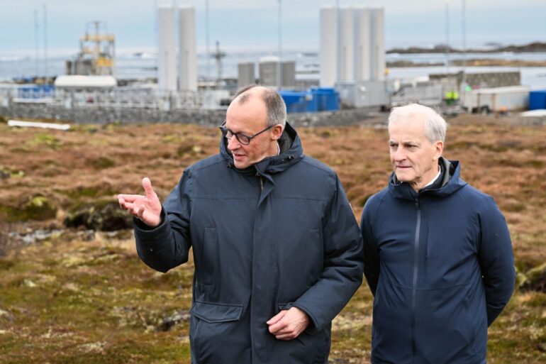 Der Kanzler, der norwegische Ministerpräsident und im Hintergrund Deutschlands Tor zum Weltraum. Von hier werden die deutschen «Spectrum»-Raketen gestartet.