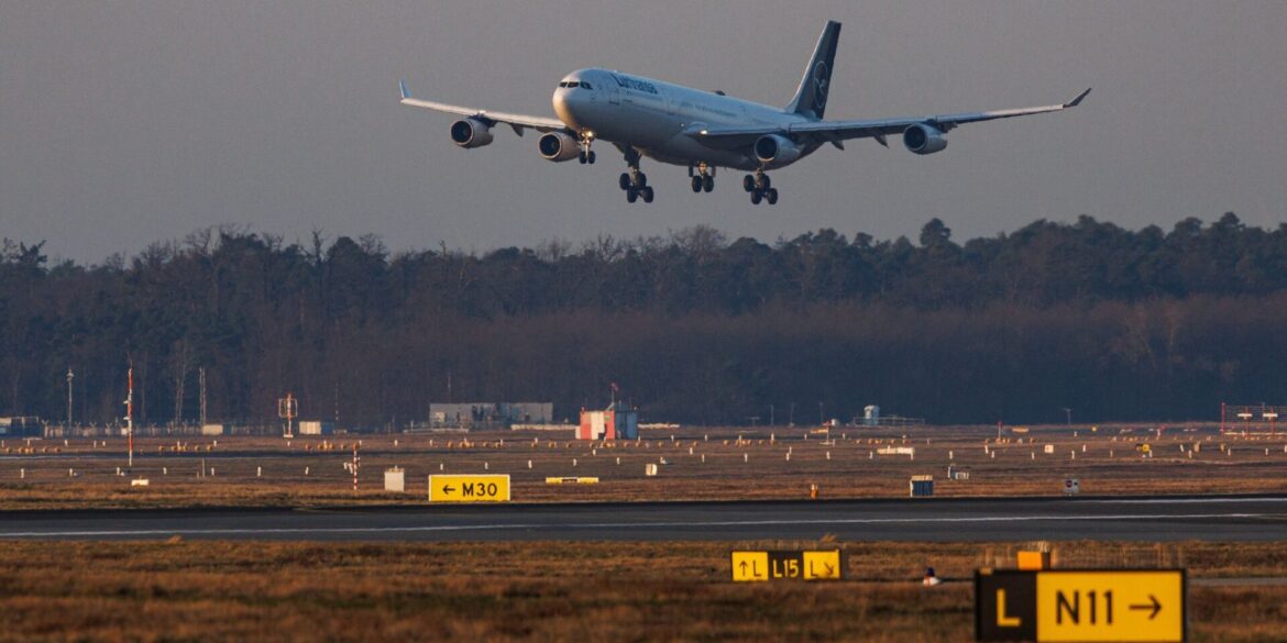 Am Morgen landete am Frankfurter Flughafen die erste Evakuierungsmaschine im Auftrag der Bundesregierung.