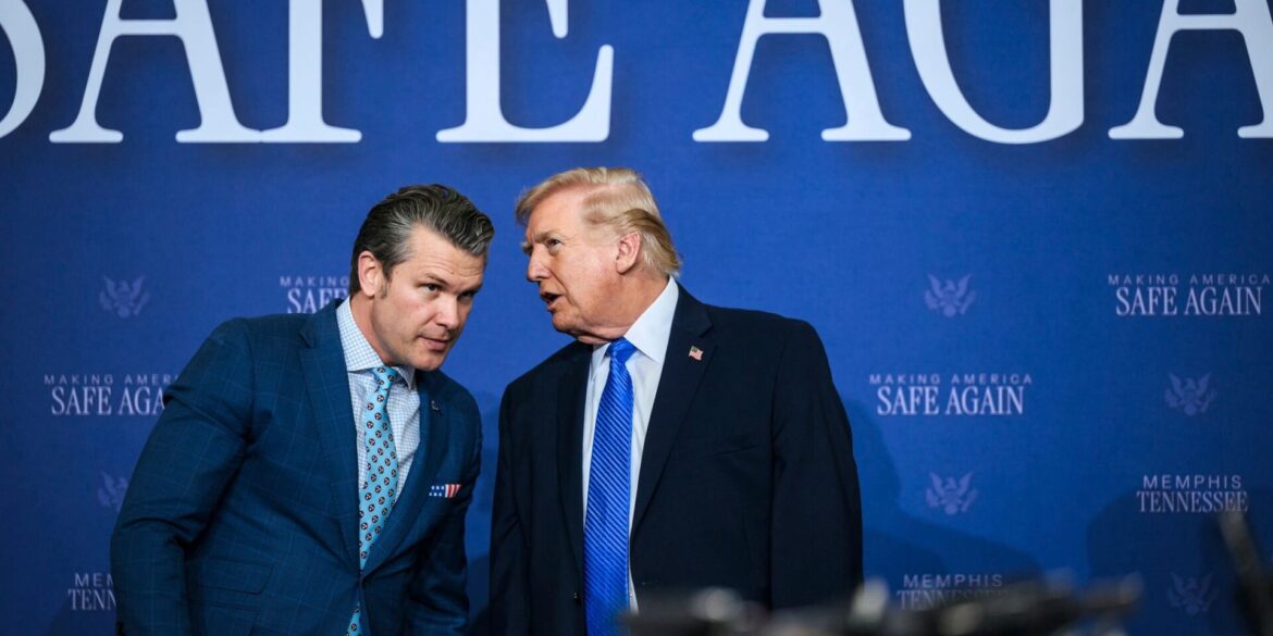 Trump (rechts) und sein Kriegsminister Hegseth versuchen den Spagat zwischen Drohungen und Diplomatie.