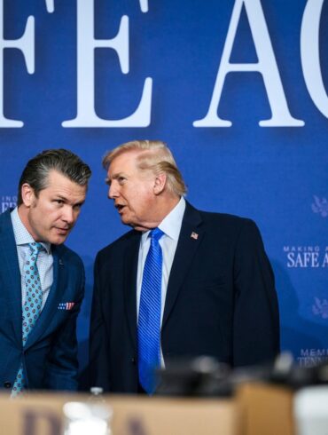 Trump (rechts) und sein Kriegsminister Hegseth versuchen den Spagat zwischen Drohungen und Diplomatie.