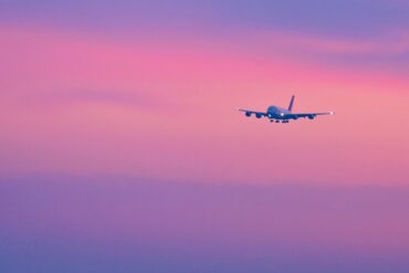 Ein Airbus A380 aus Abu Dhabi landet in München ohne Passagiere.