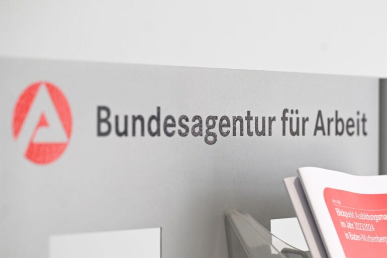 Die Zahl der Arbeitslosen in Deutschland bleibt auch im März oberhalb der Grenze von drei Millionen.