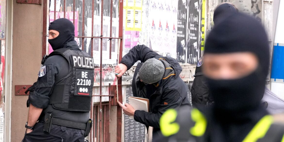 Nach dem Anschlag auf das Berliner Stromnetz im September 2025 ermittelte die Polizei vier Verdächtige.