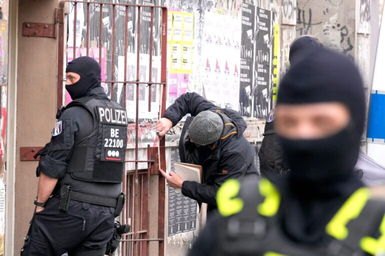 Nach dem Anschlag auf das Berliner Stromnetz im September 2025 ermittelte die Polizei vier Verdächtige.