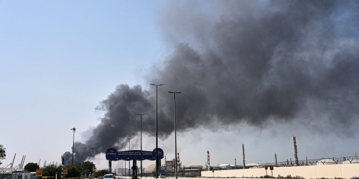 Rauch steigt auf nach iranischem Drohnenangriff im Hafengebiet von Dubai auf.