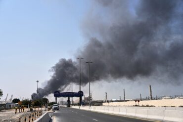 Rauch steigt auf nach iranischem Drohnenangriff im Hafengebiet von Dubai auf.