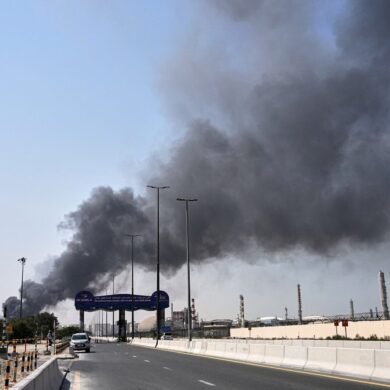 Rauch steigt auf nach iranischem Drohnenangriff im Hafengebiet von Dubai auf.