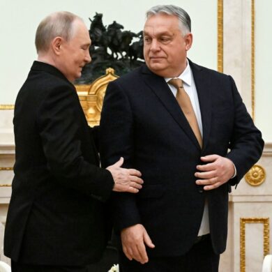 Orban pflegt trotz des russischen Angriffskrieges enge Kontakte zu Kremlchef Wladimir Putin. (Archivbild)