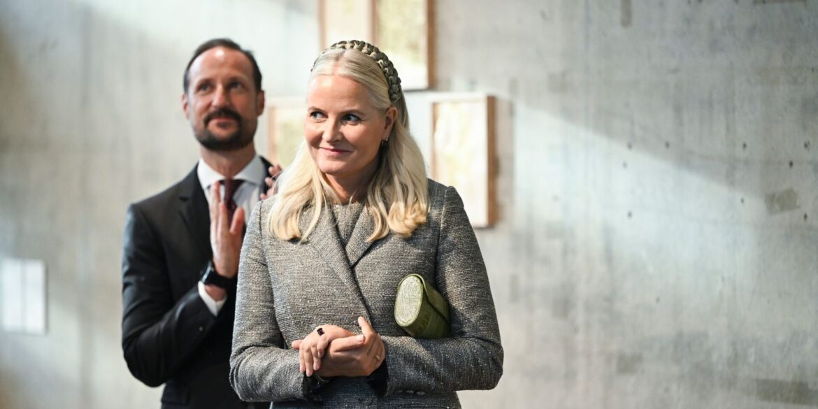 In einem gemeinsamen Fernsehinterview brechen Kronprinzessin Mette-Marit (r) und Kronprinz Haakon (l) ihr Schweigen.