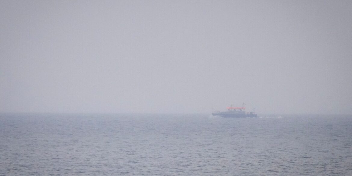 Nach der Rettung des Wals vor Timmendorfer Strand suchen Experten seit Samstagfrüh weiter nach dem Meeressäuger.