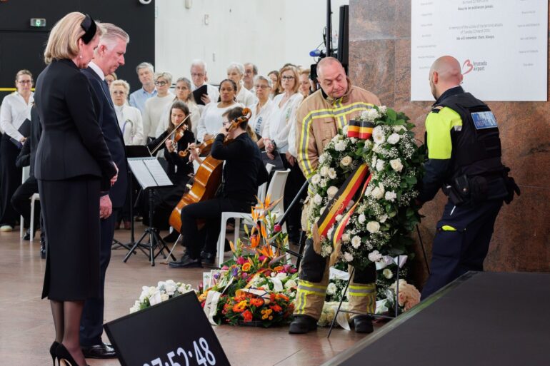 Gedenken am Brüsseler Flughafen: Zu den Teilnehmern der Zeremonie gehörten auch Königin Mathilde und König Philippe.